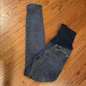 Gap maternity skinny jeans. Faded black color 27L